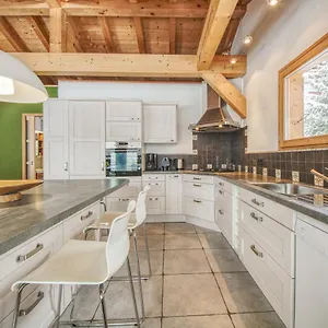 https://chalet-minouche.hotels-rhonealpes.com